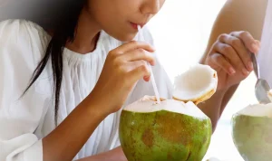 minum air kelapa