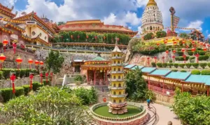 Kuil Kek Lok Si di Penang, Pesona Pagoda dan Patung Kuan Yin di Atas Bukit