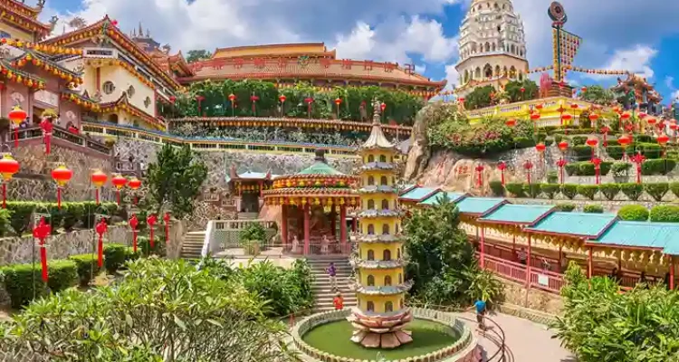 Kuil Kek Lok Si di Penang, Pesona Pagoda dan Patung Kuan Yin di Atas Bukit